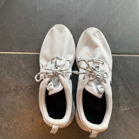 Women’s Nike Shoes - Picture 5 of 9